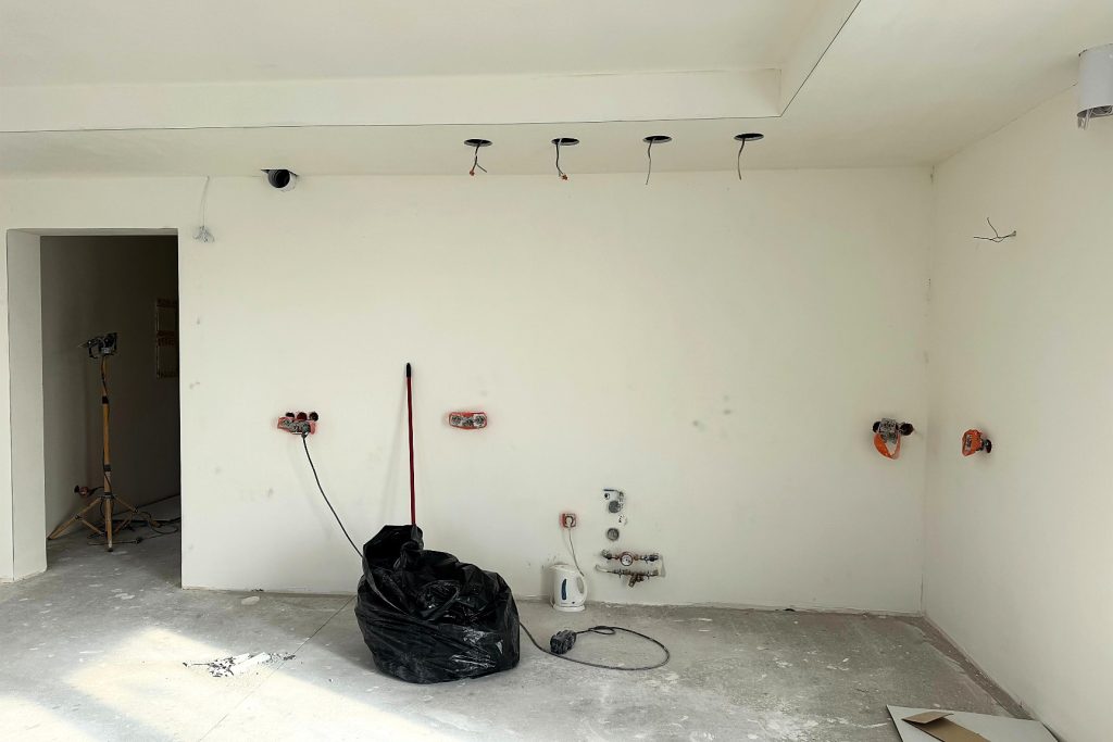 Pomieszczenie przed pomiarem mebli na wymiar – przygotowane przyłącza i instalacje
